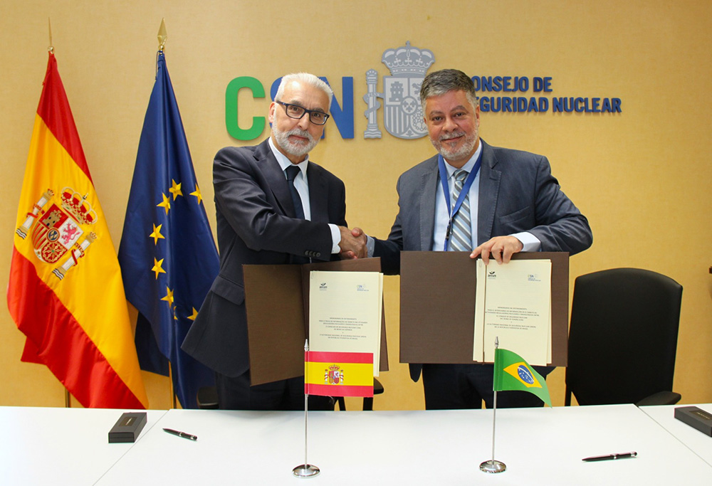 Juan Carlos Lentijo, presidente do CSN, e Alessandro Facure, diretor-presidente da ANSN, na assinatura do acordo bilateral que estabelece um marco institucional para a cooperação entre as duas autoridades reguladoras. (Divulgação)