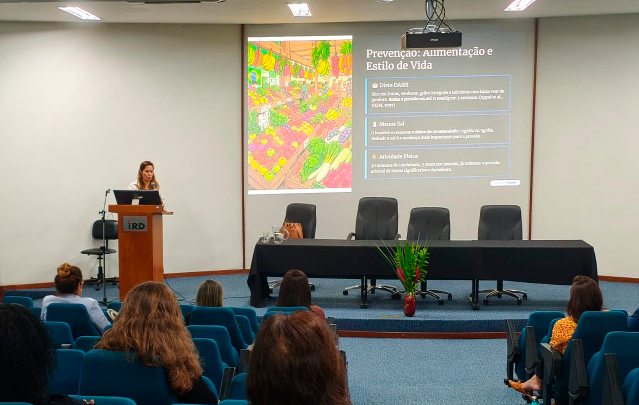 Ana carolina alertou para os riscos da pressão alta e apresentou estratégias para prevenção e controle da doença (Foto: Heloísa Barra)