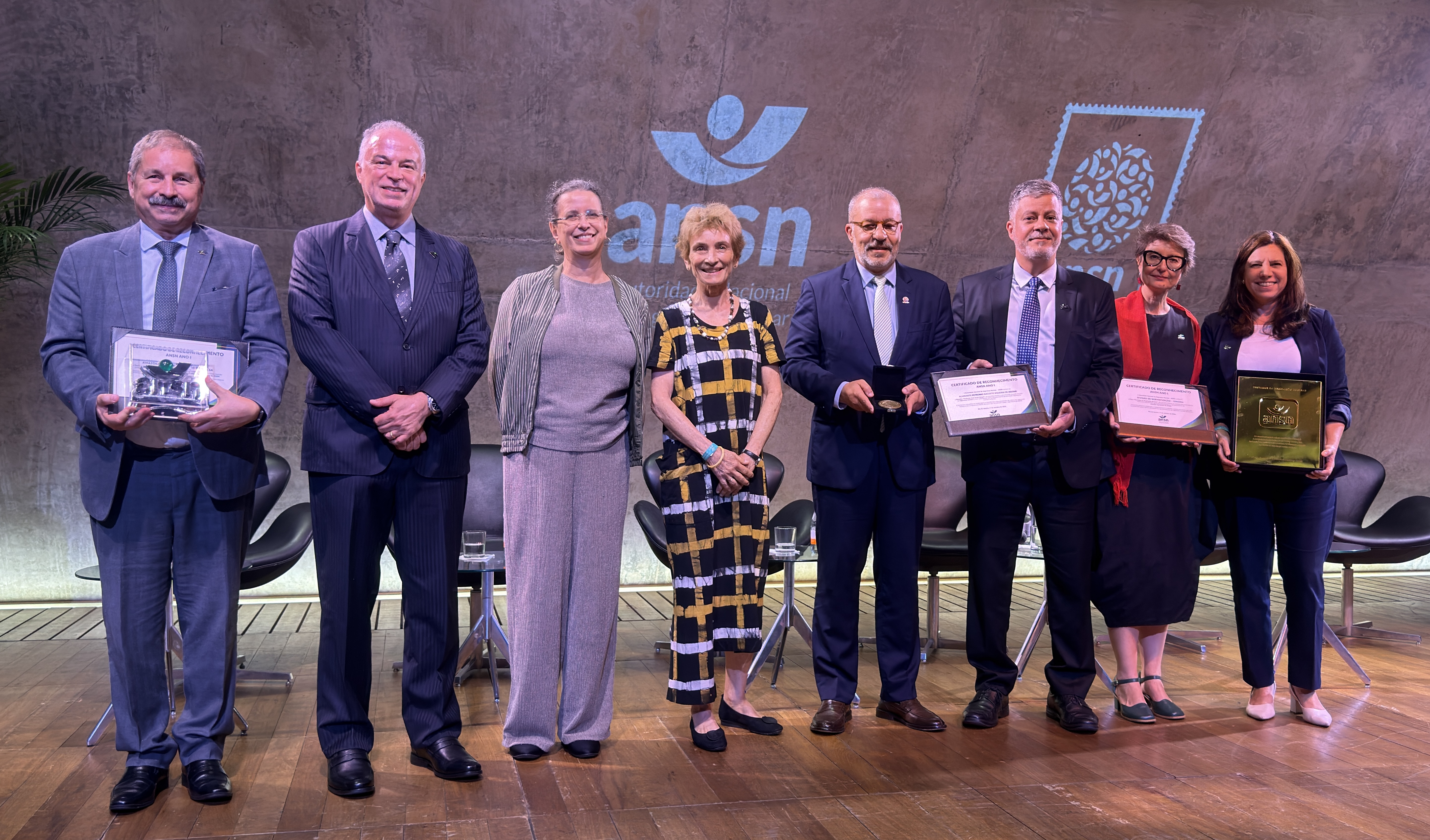 Diretor-Presidente da Amazul, Newton de Almeida, Ailton Dias; secretário da SecNSNQ, Almirante Petrˆonio; Alessandro Facure; Lorena Dias e Flavia Schenato.