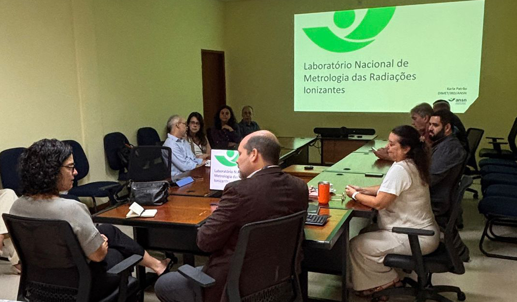 Comitiva do Inmetro foi recebida por André Quadros, superintendente-geral, e Karla Patrão, chefe da Divisão de Metrologia das Radiações Ionizantes do IRD/ANSN