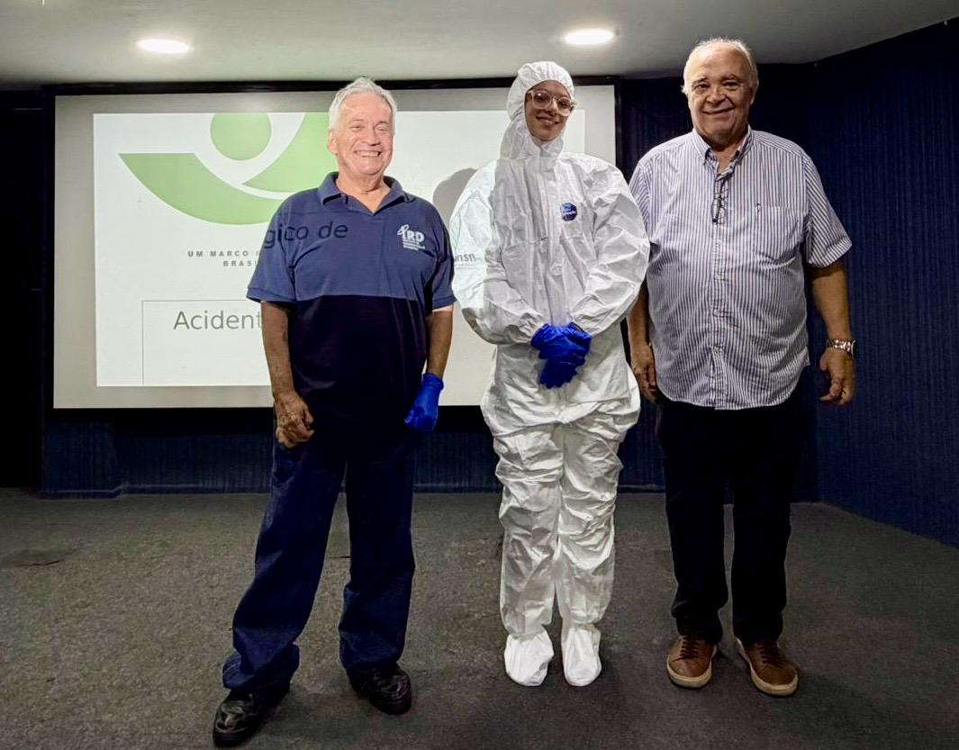 Apresentação incluiu demonstrações práticas com cintilômetro e equipamentos de proteção individual.
