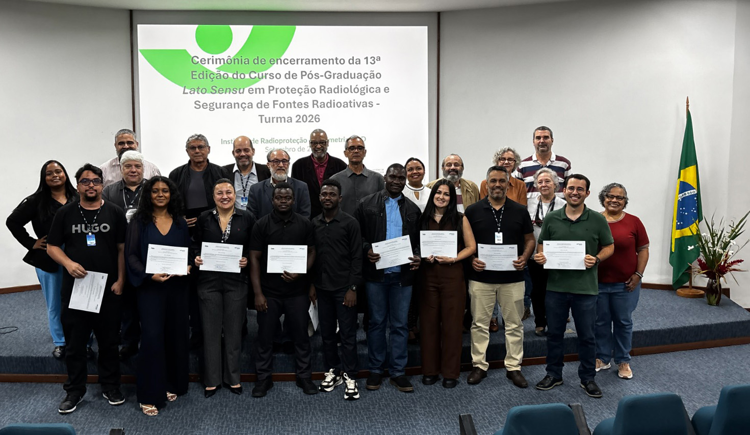 Novos especialistas em proteção radiológica e segurança de fontes radioativas durante o encerramento do curso.