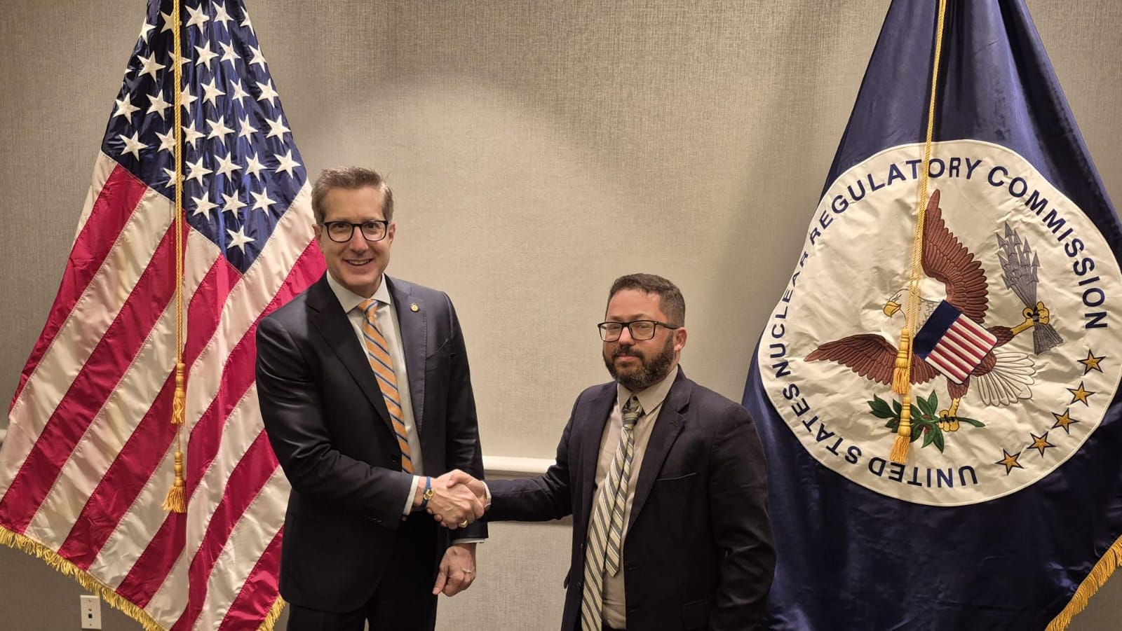 Daniel Palma, coordenador-geral de Reatores  da ANSN (à direita) e diretor executivo de Operações da NRC, Mike King.