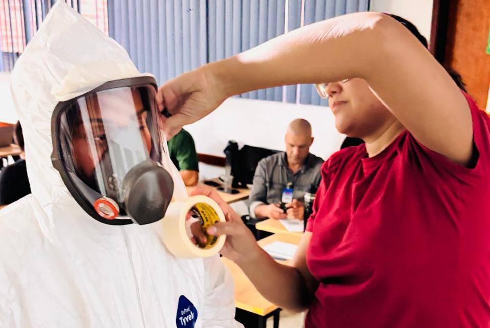 A colocação de máscaras é uma das etapas na utilização de Equipamentos de Proteção Individual (EPIs) empregados na resposta a emergências (Bianca Wendhausen/ANSN)