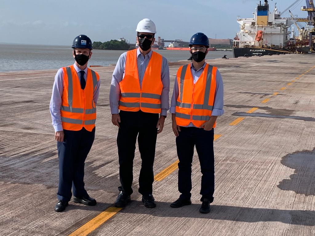 Tokarski, Henrique Lima e Ted Lago em visita ao novo pier para movimentação de celulose, do Porto do Itaqui