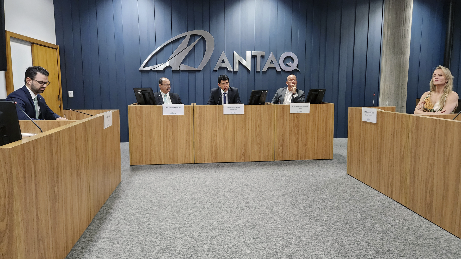Cerimônia reuniu 46 profissionais aprovados nas edições de 2024 e 2025 do concurso
