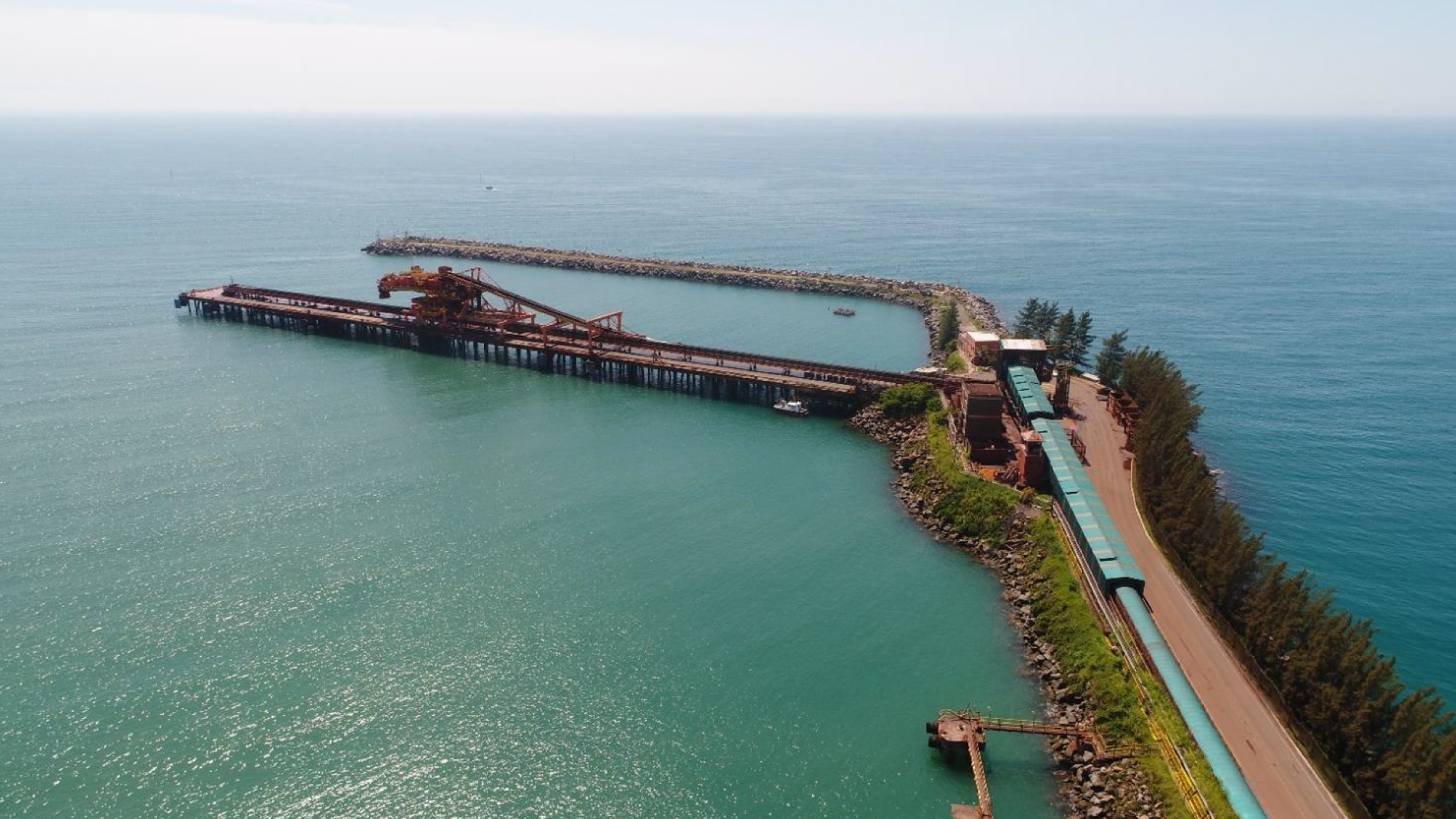 Destaque para o Terminal Marítimo Ponta Ubu (ES) que, no comparativo com 2025, teve o maior crescimento entre as 20 instalações com mais movimentações: foram 1,4 milhão de toneladas, um aumento de 83%