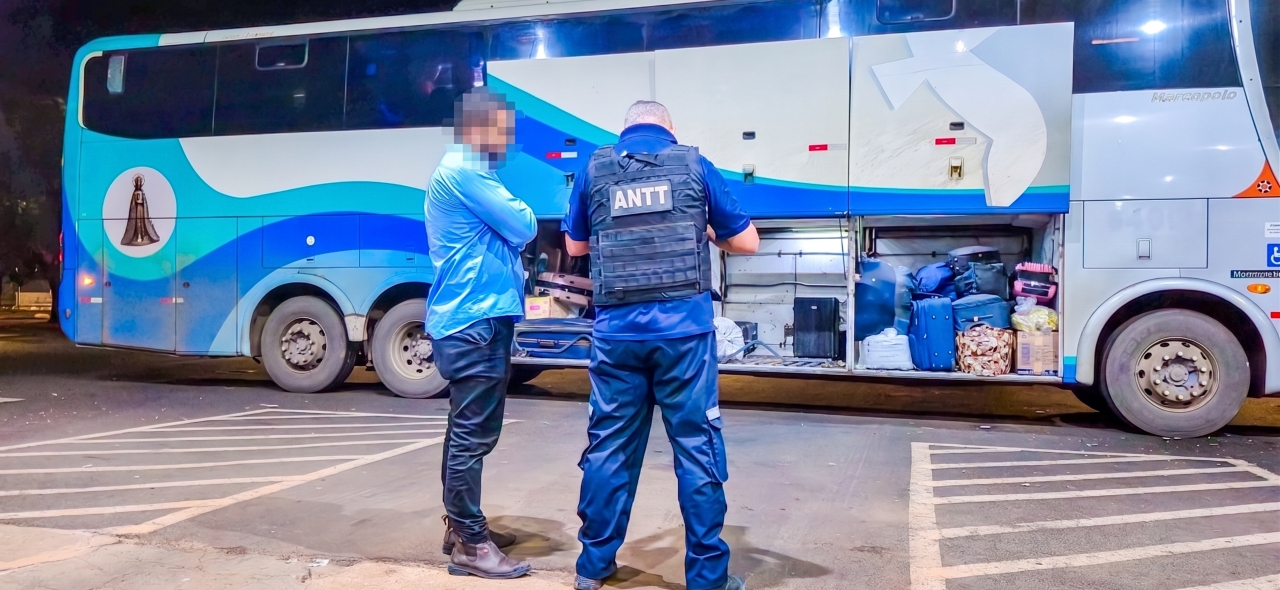 Fiscal da ANTT verifica documentos de ônibus de fretamento