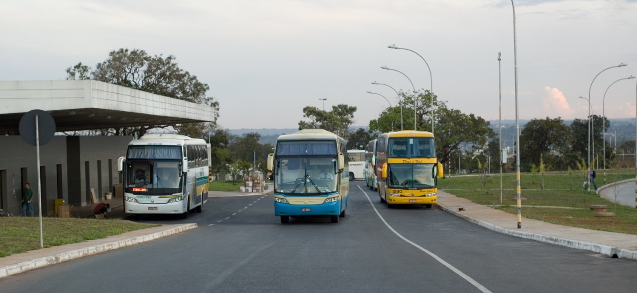 IMAGEM COM TRES ONIBUS NA SAIDA DA RODOVIARIA