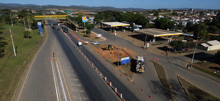 IMAGEM COM RODOVIA E CARROS NA PISTA