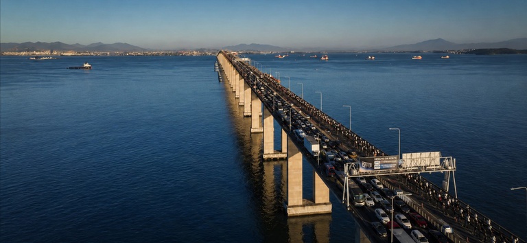 IMAGEM DA PONTE RIO NITEROI COM CARROS E CORREDORES