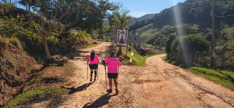 IMAGEM DE DUAS MULHERES em uma estrada de terra