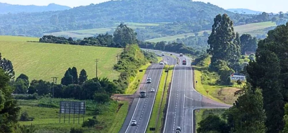 IMAGEM DE RODOVIA COM COM CARROS