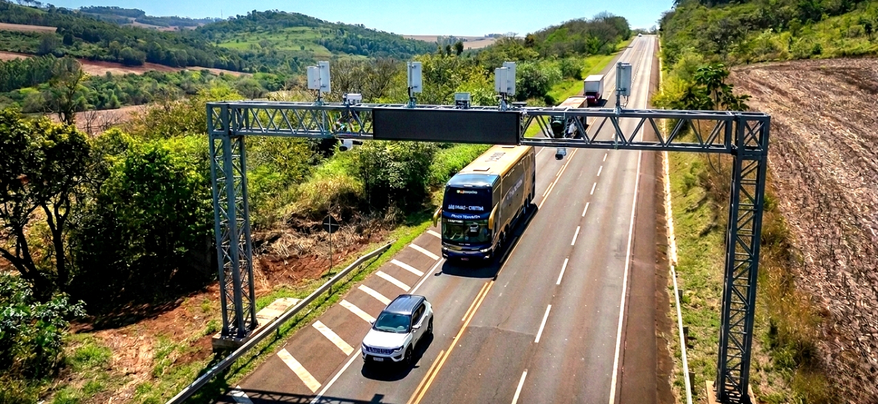 IMAGEM DO FREE FLOW NA RODOVIA  COM CARRO E ONIBUS