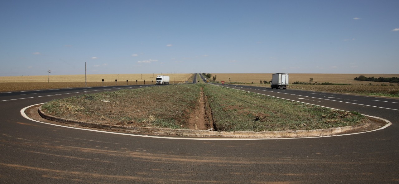 Imagem da rodovia com area verde na frente e nas laterais da rodovia