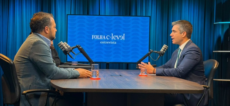 Foto mostrando diretor-geral da ANTT, Guilherme Theo Sampaio, com os jornalistas da folha no podcast