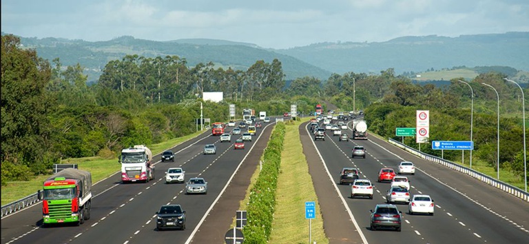 IMAGEM COM CARROS NA RODOVIA