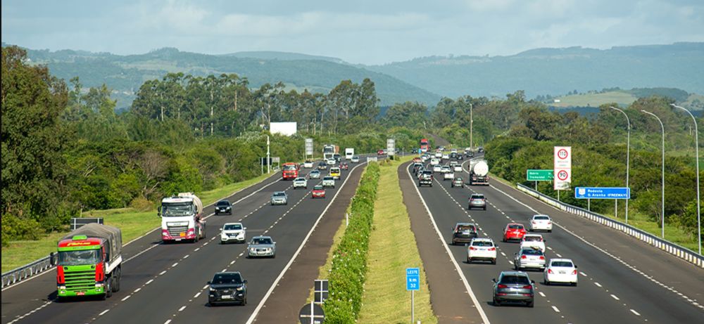 IMAGEM COM CARROS NA RODOVIA