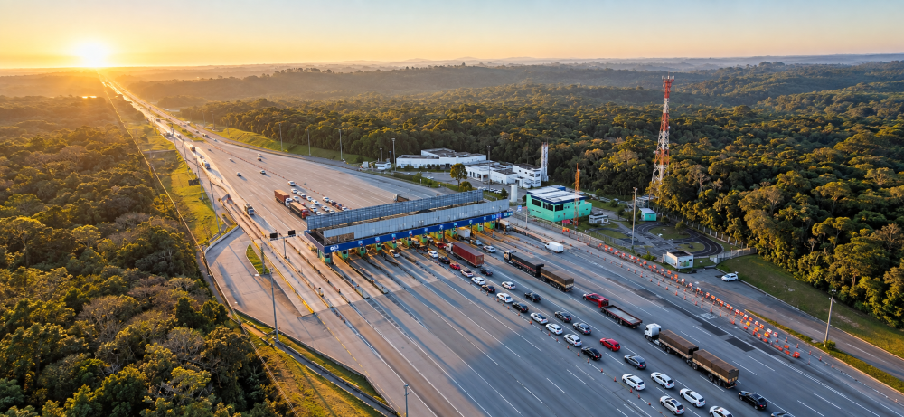 IMAGEM DO PEDAGIO COM CARROS NA RODOVIA