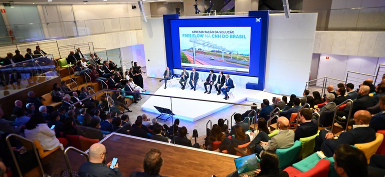 IMAGEM NA B3 COM VARIAS PESSOAS e seis pessoas no palco