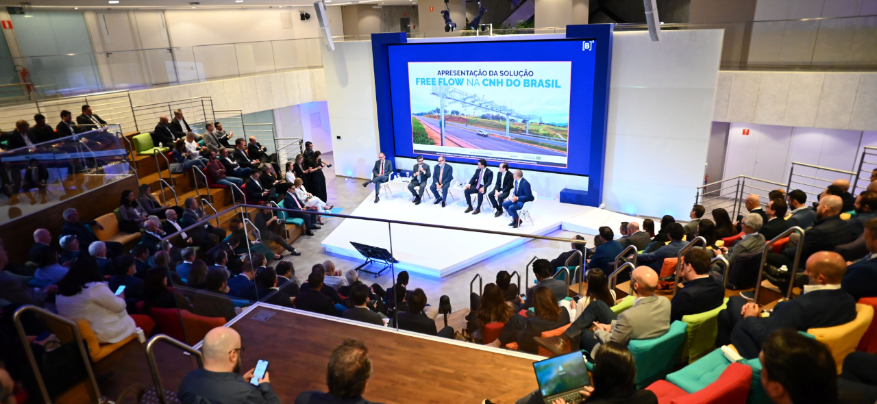 IMAGEM NA B3 COM VARIAS PESSOAS e seis pessoas no palco