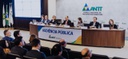 IMAGEM DA AUDIENCIA COM SETE PESSOAS ATRAS DA MESA