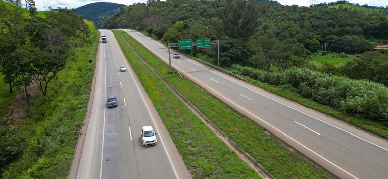 IMAGEM DE RODOVIA COM CARROS E AREA VERDE
