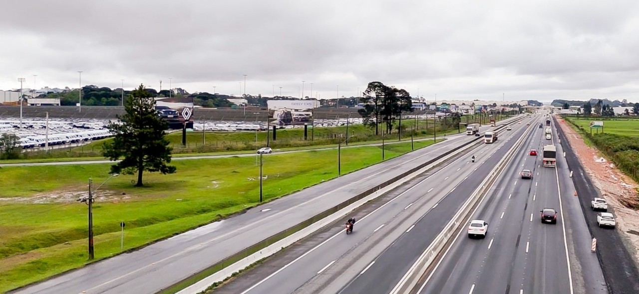 IMAGEM NA RODOVIA COM DIFERENTES CARROS