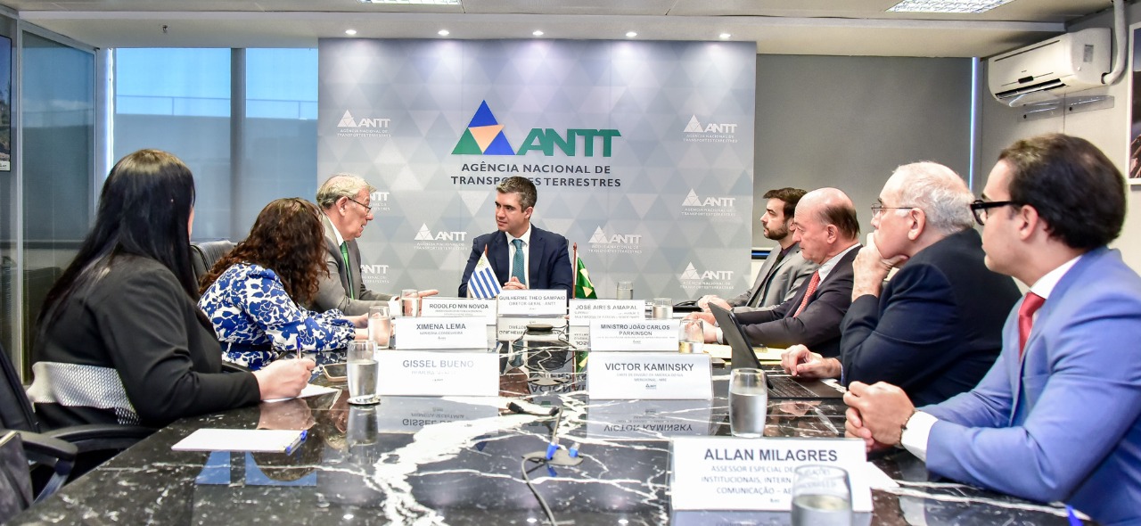 Foto mostrando diretor-geral da ANTT recebendo delegação do Uruguai e MRE