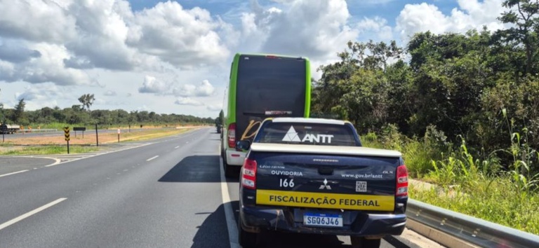 IMAGEM COM A VIATURA DA ANTT E COM O ONIBUS NA RODOVIA