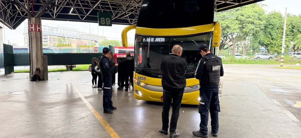 IMAGEM COM ONIBUS E PESSOAS AO REDOR