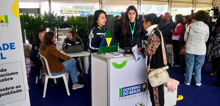 IMAGEM COM DUAS MULHERES NA MESA DA AGENCIA