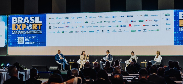 IMAGEM COM CINCO PESSOAS SENTADOS NO PALCO