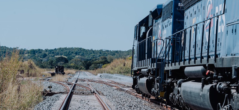 IMAGEM DE FERROVIA COM TREM