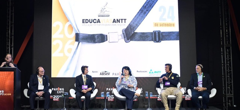 IMAGEM COM CINCO PESSOAS NO PALCO DO EDUCAVIAS