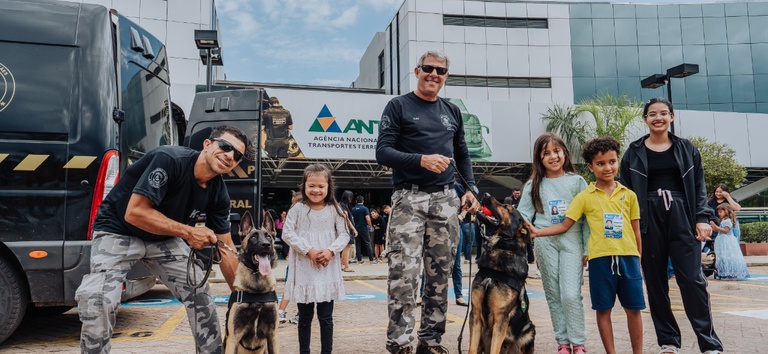 Crianças e servidores participam de atividades em comemoração à semana do servidor com a participação dos cães policiais da PF