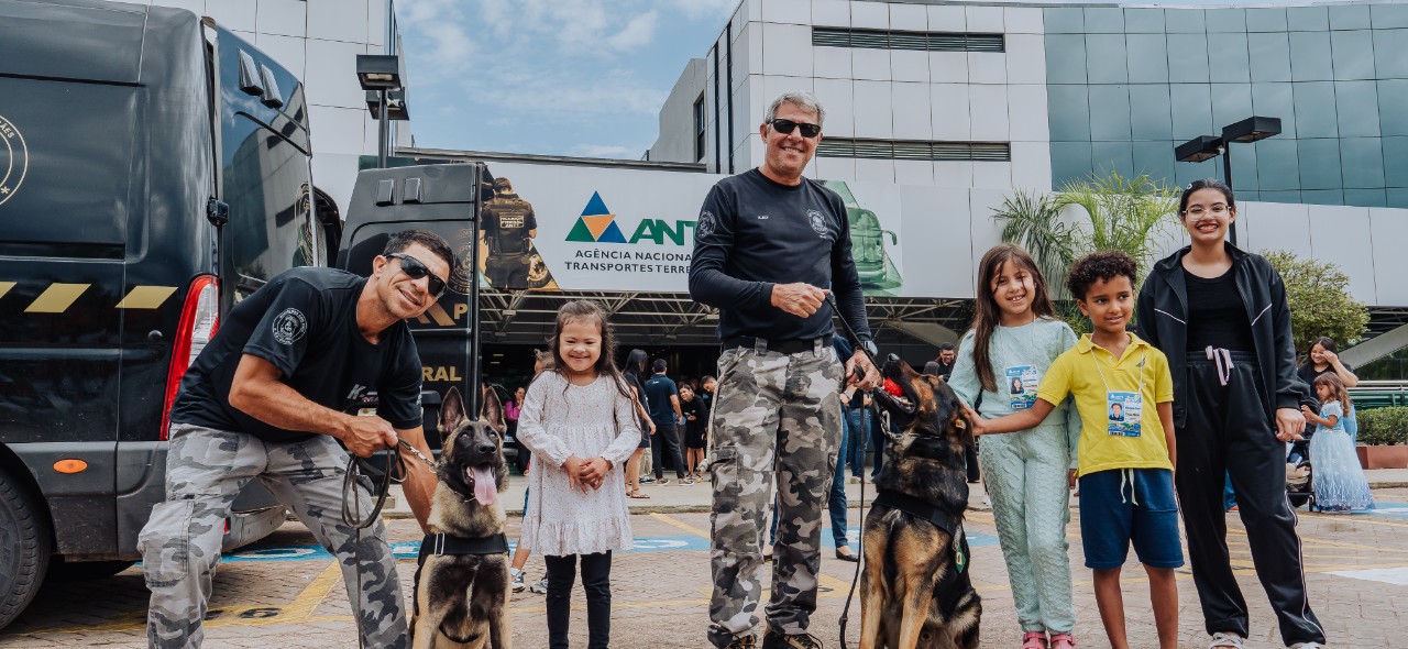 Crianças e servidores participam de atividades em comemoração à semana do servidor com a participação dos cães policiais da PF