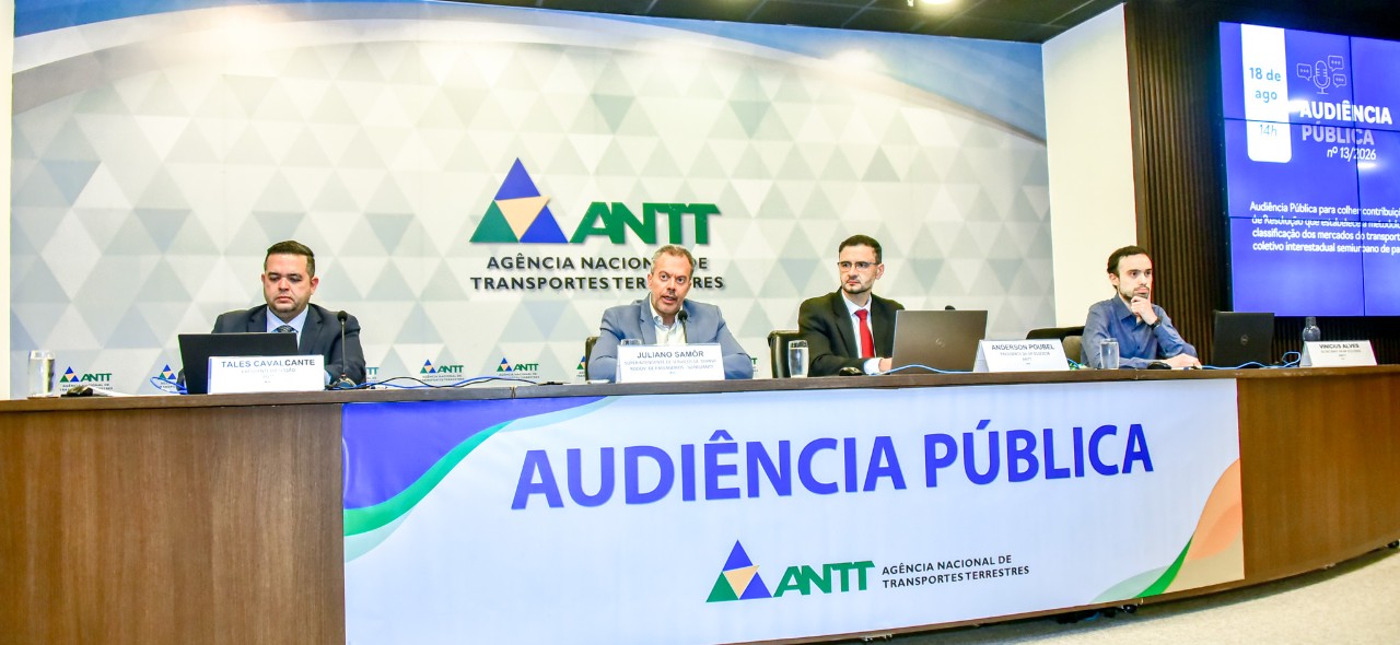IMAGEM NO PALCO DA AUDIENCIA COM 4 PESSOAS AO FUNDO