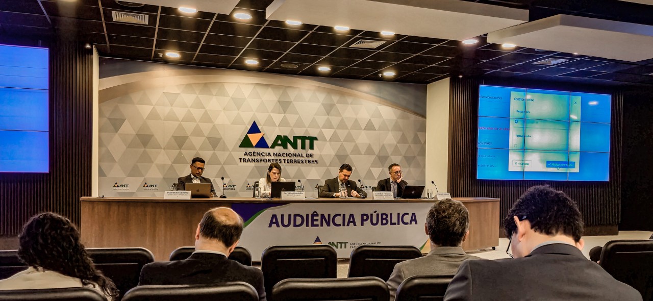 IMAGEM DO PALCO DA AUDIENCIA COM TRES PESSOAS