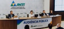 IMAGEM COM QUATRO PESSOAS NA BANCADA DA AUDIENCIA
