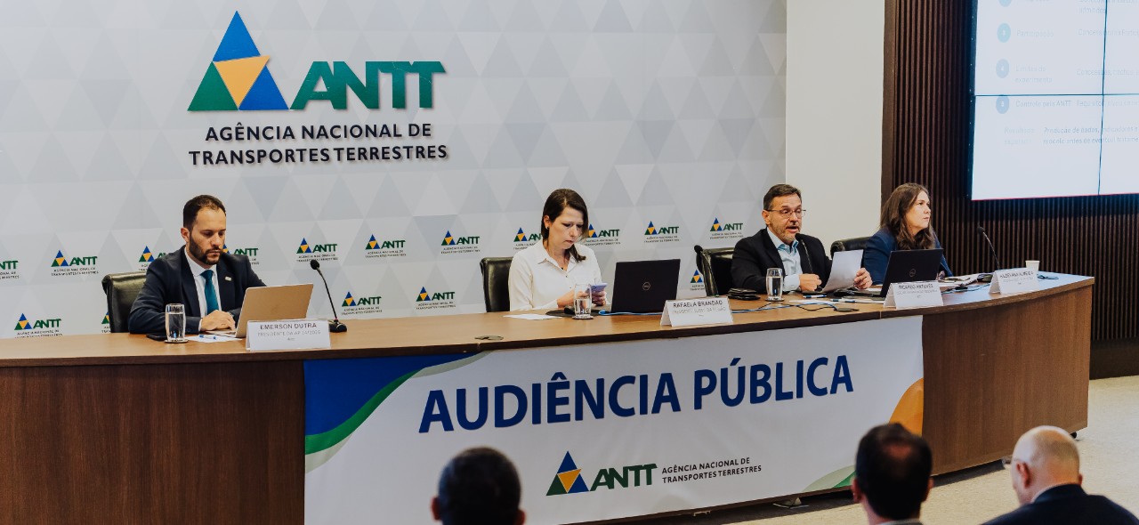 IMAGEM COM QUATRO PESSOAS NA BANCADA DA AUDIENCIA