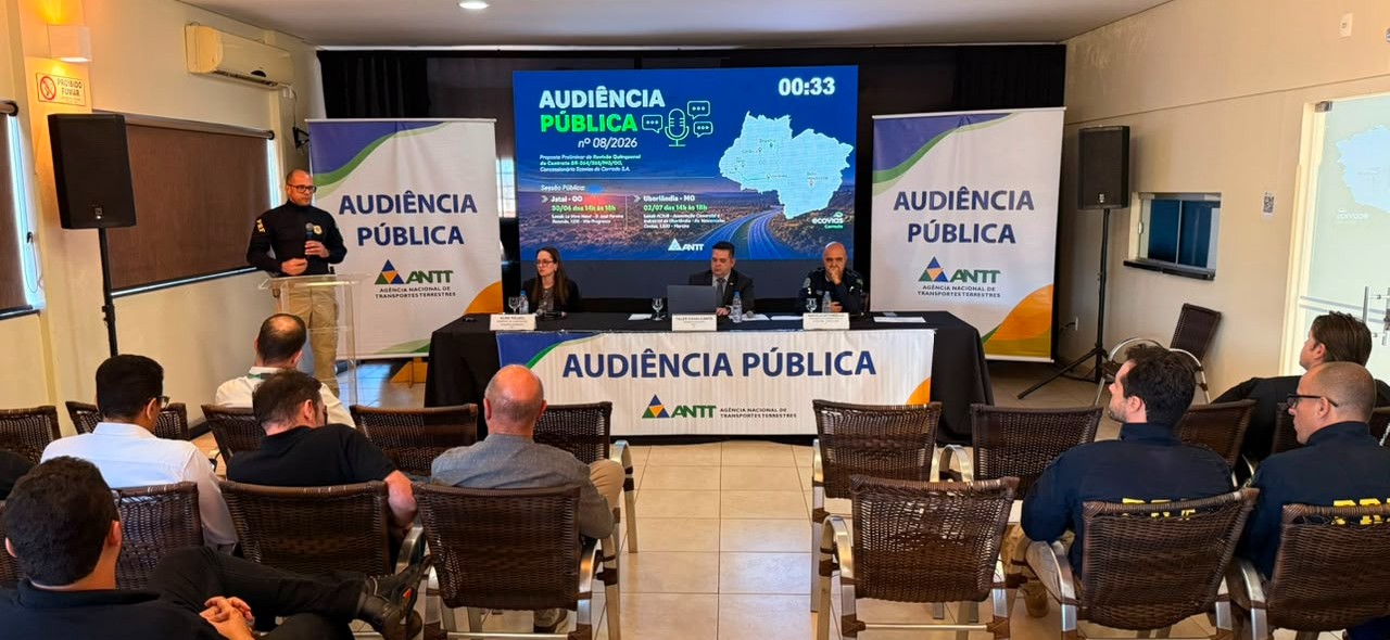 IAMGEM COM PESSOAS SENTADASE AO FUNDO A APRESENTAÇÃO DA AP