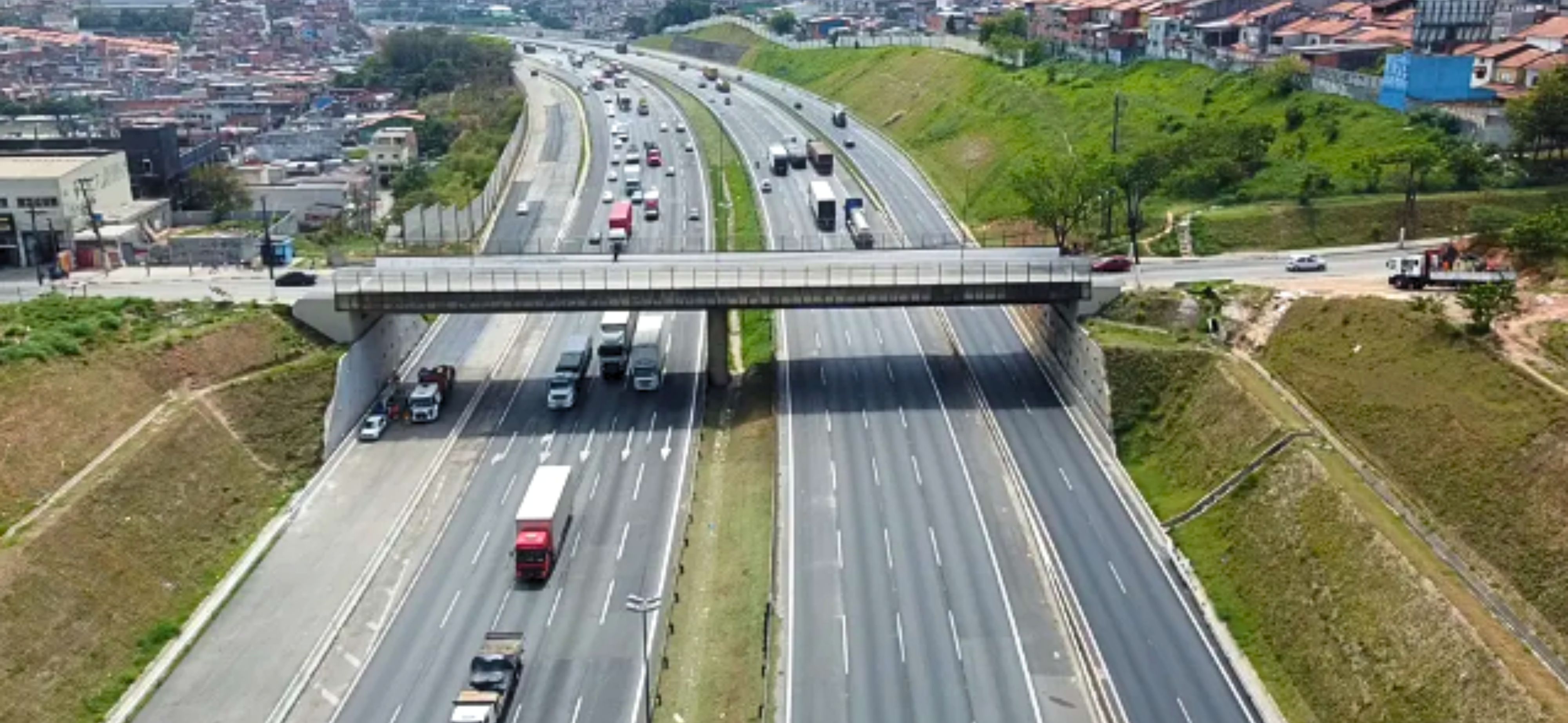 IMAGEM DA RODOVIA COM CARROS