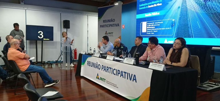 imagem com cinco pessoas na bancada da reunião participativa