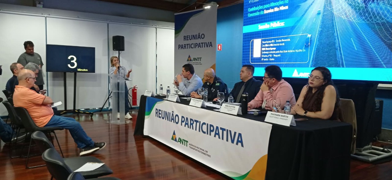 imagem com cinco pessoas na bancada da reunião participativa