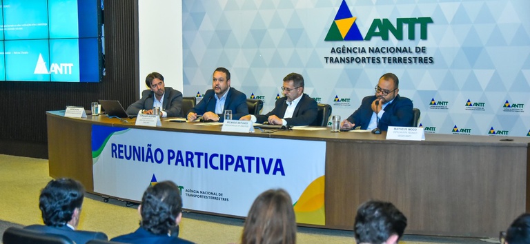 IMAGEM COM 4 PESSOAS NA BANCADA DA REUNIÃO PARTICIPATIVA