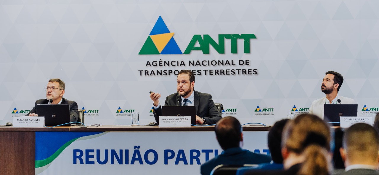 IMAGEM DE TRES HOMENS SENTADOS NO PALCO