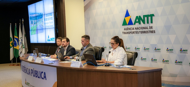 IMAGEM DE QUATRO PESSOAS NO PALCO DA ANTT