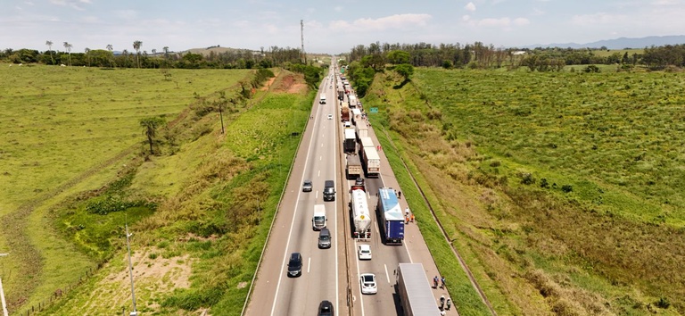 RODOVIA COM CARROS PARADOS