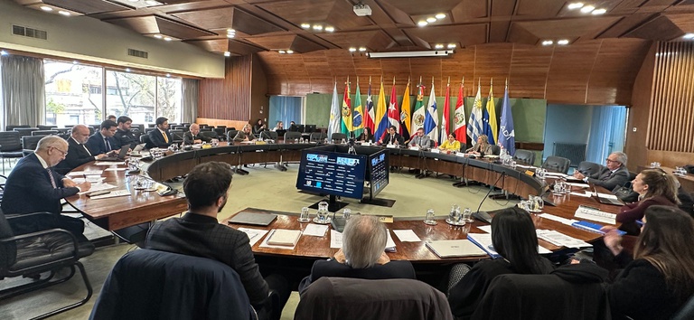 IMAGEM COM VARIAS PESSOAS EM UMA RODA DE CONVERSA